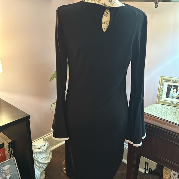 Size small Vince Camuto, black dress with bell sleeve fully lined - Picture 4 of 7